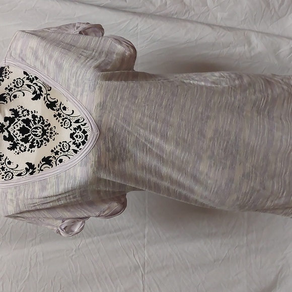 Decree V-neck shortsleeve tee, lavender and white, size L - Picture 1 of 6